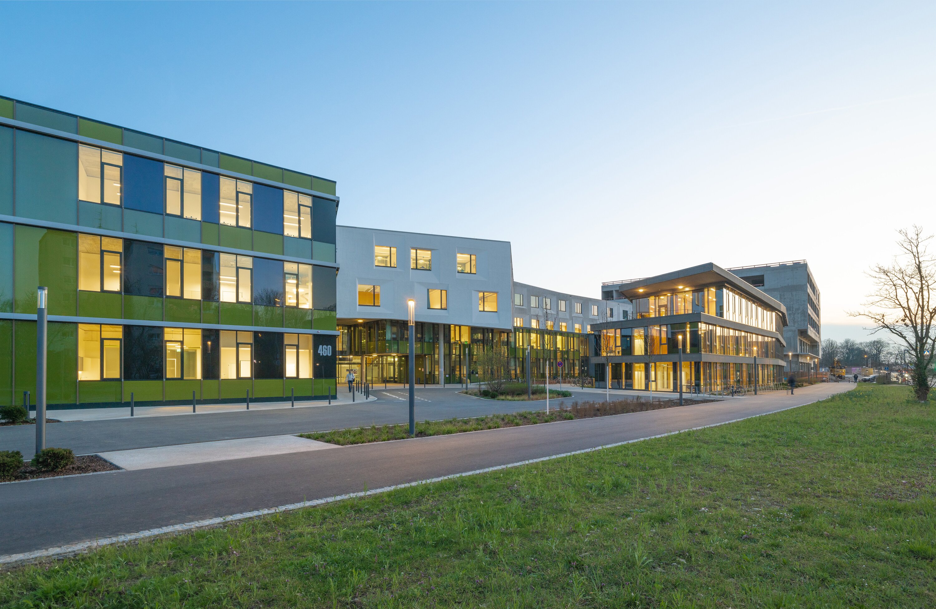 Project by Behnisch Architekturbuero, Haus im Haus. Ceiling view with grid of square light panels and reflective glass partitions in a modern interior.