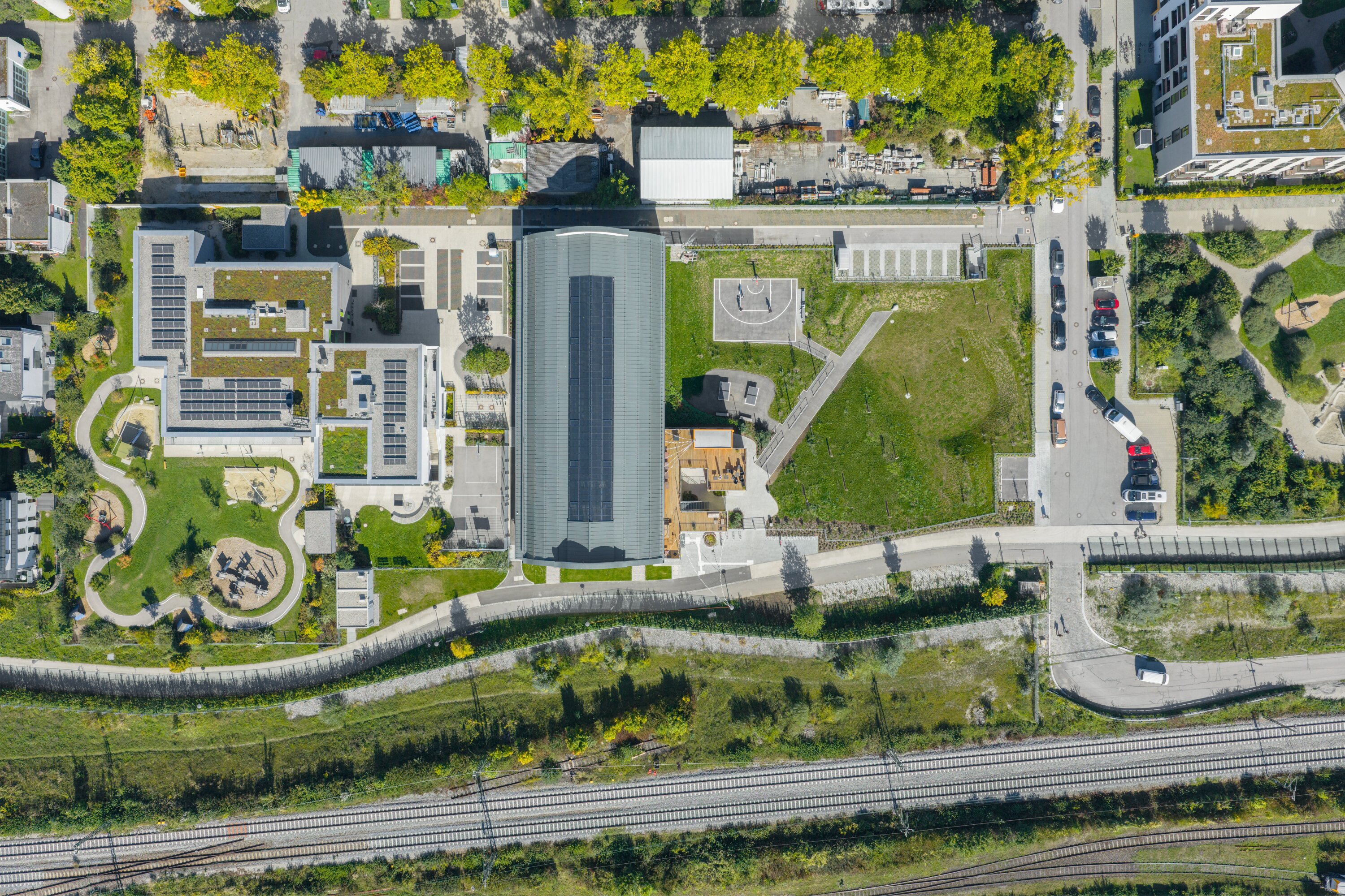 Project by Behnisch Architekturbuero, Action Sport Center. Aerial view of the hall, the extension and the landscaped outdoor area.