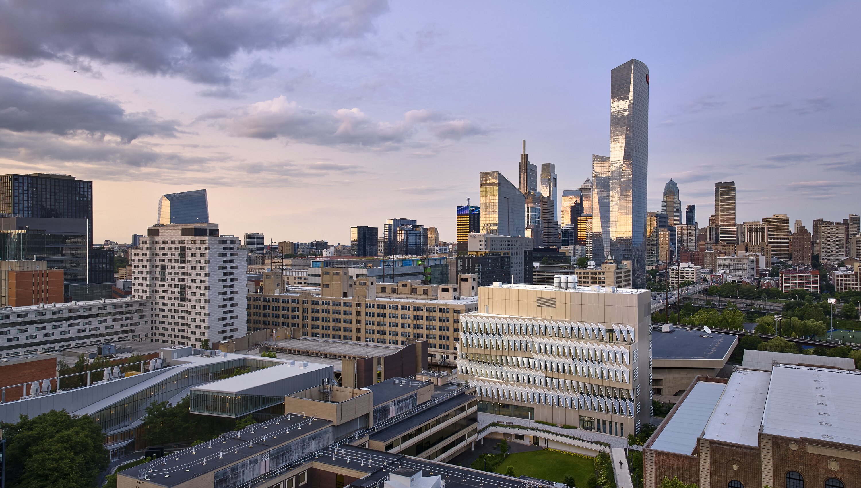Project by Behnisch Architekturbuero, The Vagelos Laboratory for Energy Science & Technology, University of Pennsylvania. Buildings in the evening atmosphere. The surrounding city in the background.