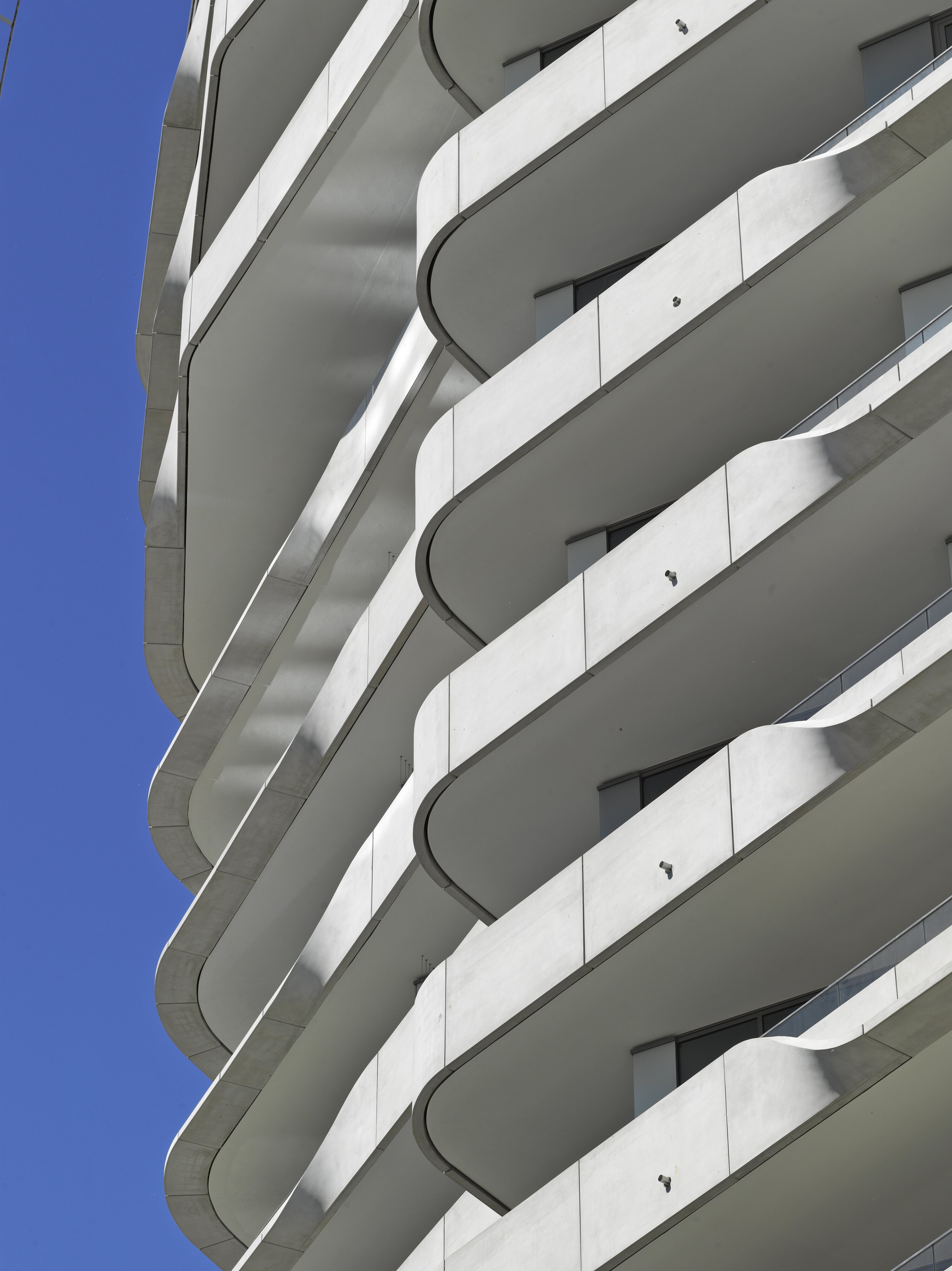 Project by Behnisch Architekturbuero, Marco Polo Tower. Close-up of the curved facade.